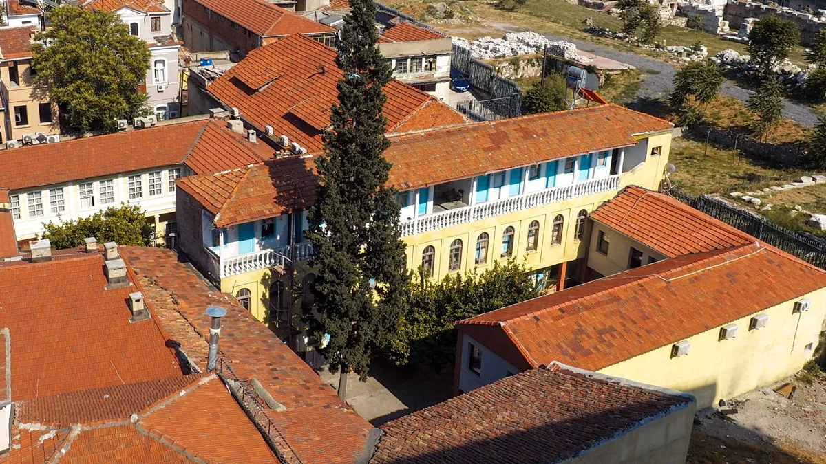 A kortijo in the old Jewish quarter.